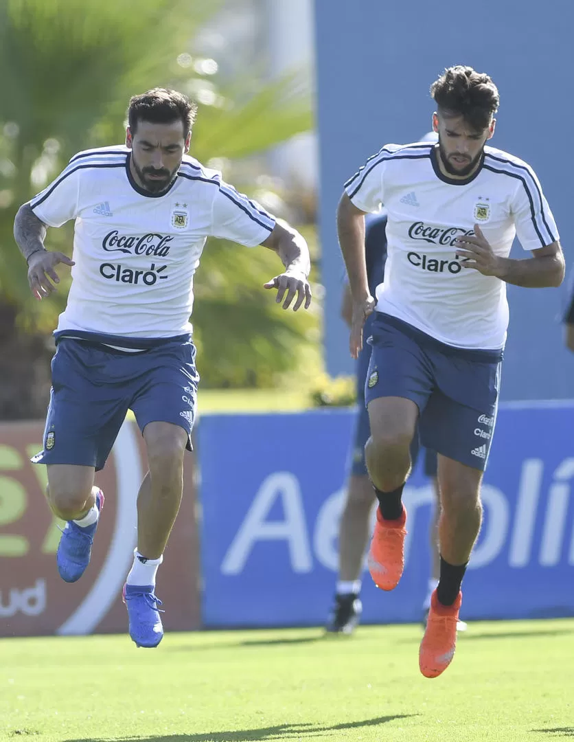 BARBADOS. Lavezzi y Más, durante el ensayo de ayer en el predio de Ezeiza. El “Pocho” iría al banco y el lateral sería titular. telam