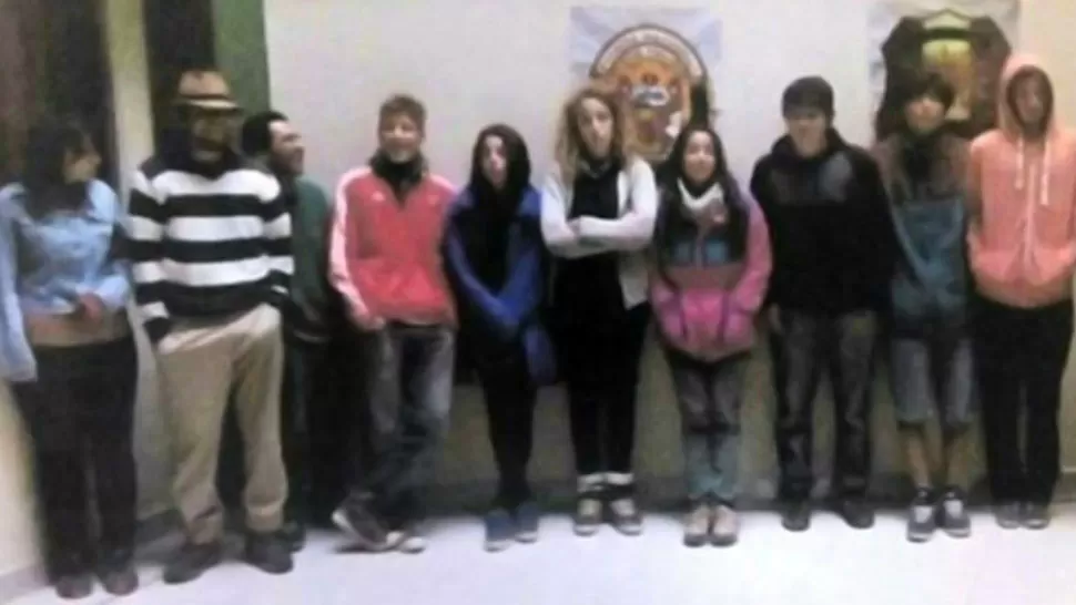 LOS DETENIDOS. Los turistas argentinos, en la sede la Policía. FOTO TOMADA DE TN.COM.AR