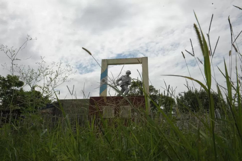 HOMENAJE. Detrás de los pastizales se recorta el monumento que recuerda a los tucumanos caídos en 1982. LA GACETA / FOTOS DE JOSÉ NUNO.-