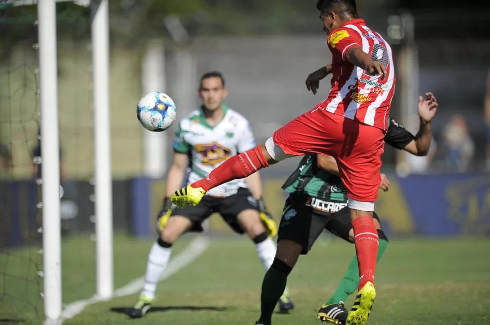 NO PESÓ. Lentini, que remata mal entrando por el segundo palo, tuvo un partido opaco. El delantero no le generó problemas a la última línea de Nueva Chicago. matías napoli escalero (especial para la gaceta)