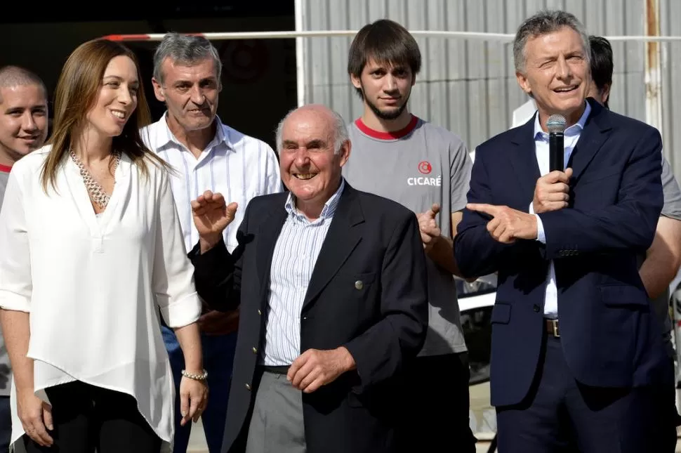 PROMESA. Macri contó que le había prometido a Cicaré, dueño de la empresa, fondos para ampliar la fábrica. telam