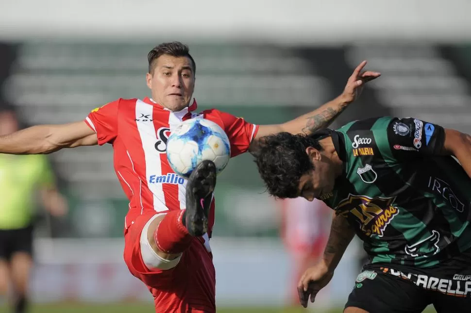 “TURBO” DESACTIVADO. Gonzalo Rodríguez, que intenta superar a Cardozo, se mostró errático en la tarde de Mataderos. El delantero no pudo desequilibrar nunca y San Martín lo pagó demasiado caro.   matías napoli escalero (especial para la gaceta)