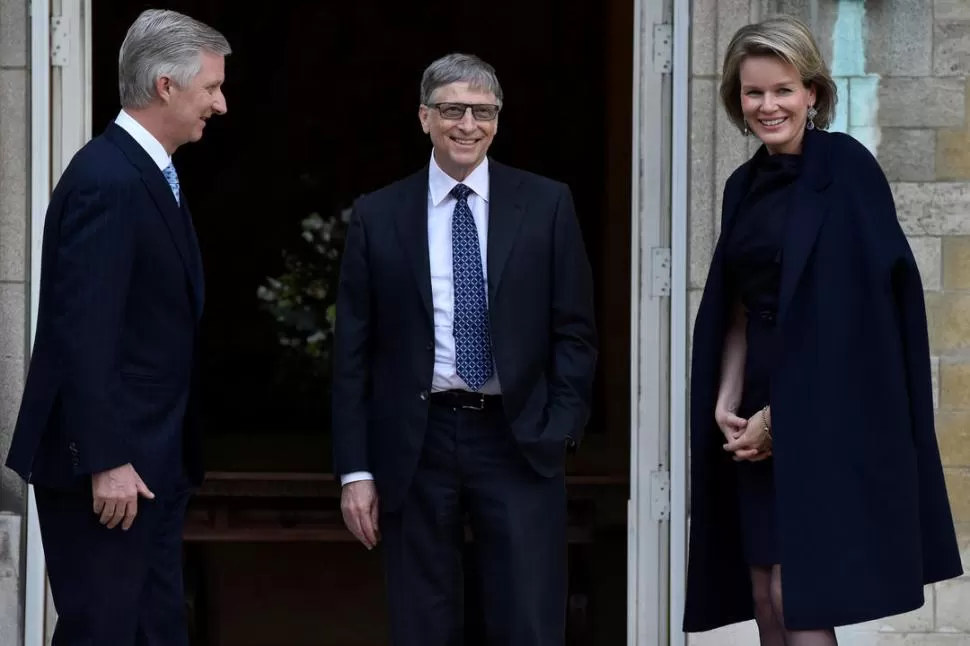 EN EL PODIO. La fortuna del creador de Microsoft, Bill Gates, sigue creciendo. reuters