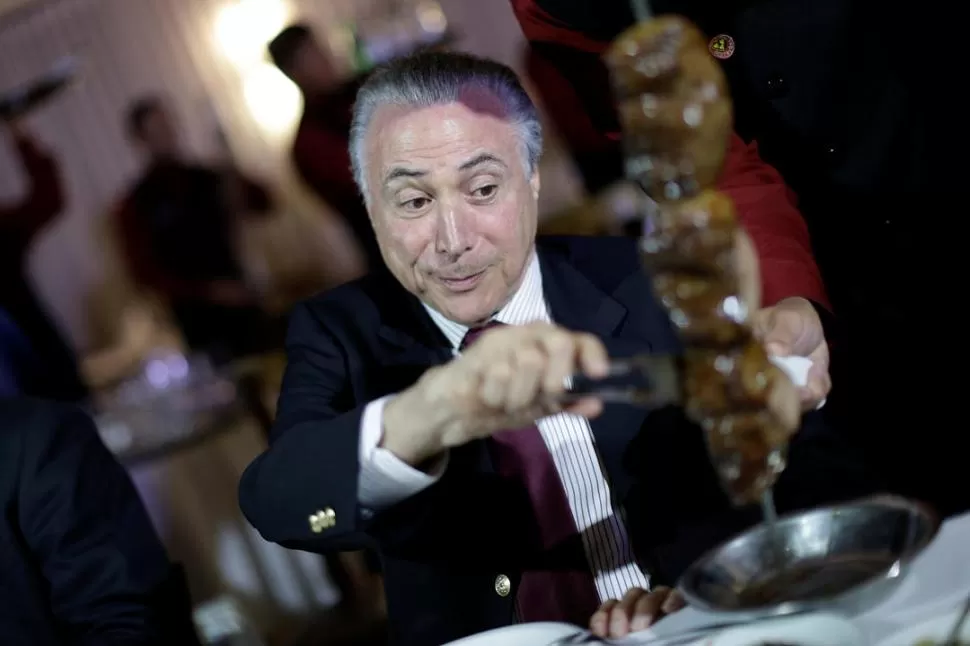 MENSAJE DE CONFIANZA. Temer recibió en un “asado” a un grupo de embajadores de más de 30 países importadores de la carne brasileña. reuters