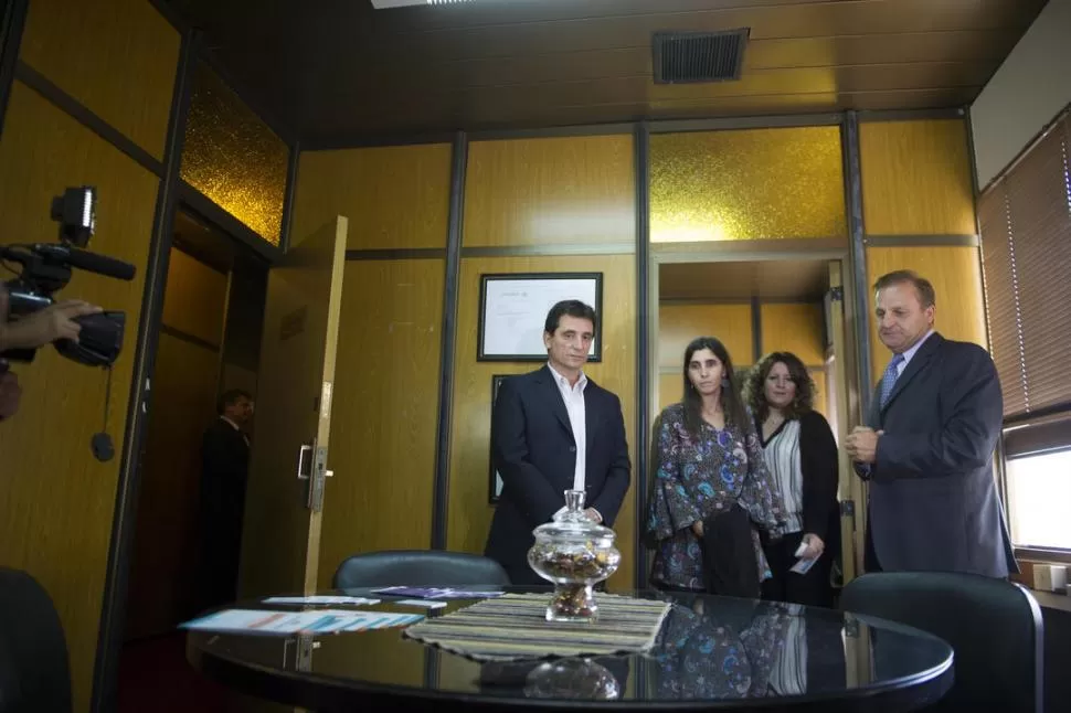 APERTURA. Yedlin, Fontdevila, Brunotto y Cortalezzi recorrieron los gabinetes. la gaceta / FOTO DE JORGE OLMOS SGROSSO