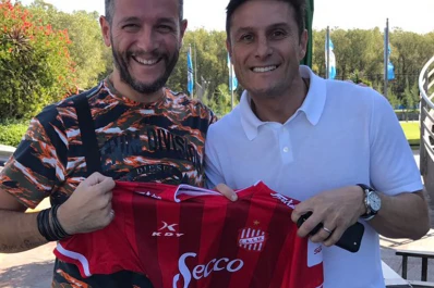 El Pupi Zanetti posó con la camiseta de San Martín
