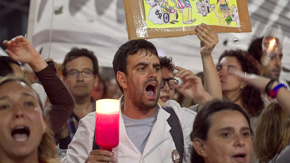 HACIA BUENOS AIRES. Las calles del centro porteño comenzaron a recibir anoche a delegaciones docentes de todo el país. DYN