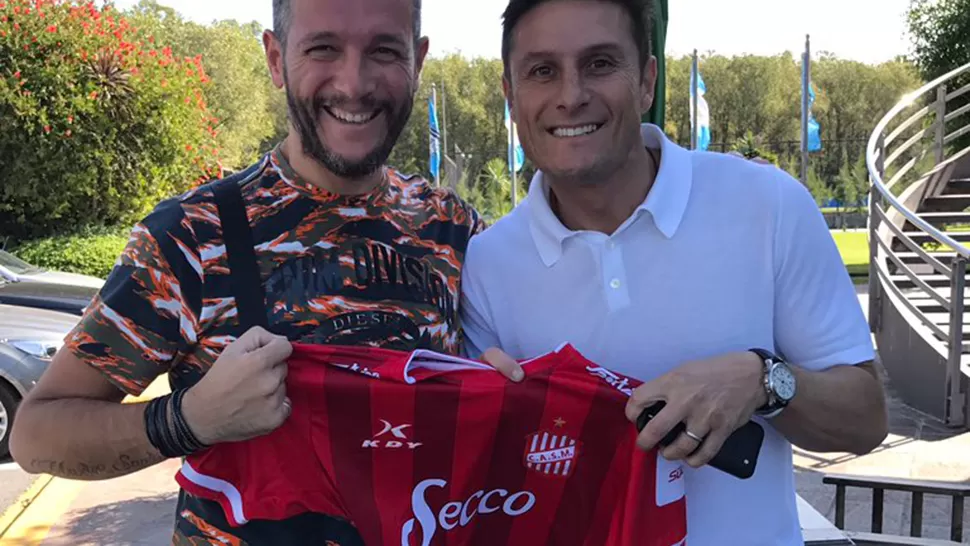 El Pupi Zanetti posó con la camiseta de San Martín