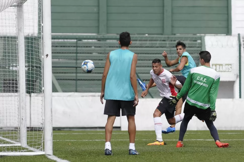 SABE DEFINIR. Mauro Quiroga anotó dos de los tres goles de San Martín, que ayer venció a Excursionistas en un amistoso. Fotos de Matias Napoli Escalero, (especial para  La Gaceta )