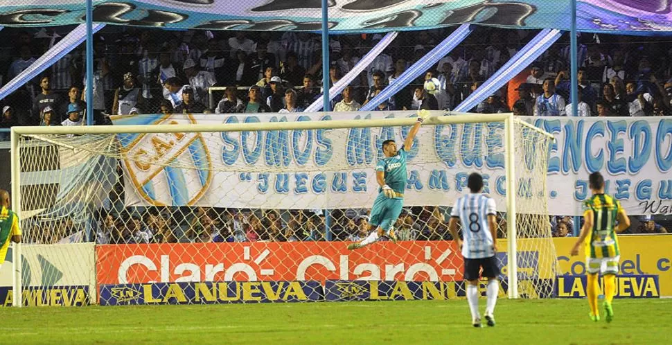 DE LO MEJOR. Ayala volvió a reemplazar de buena manera a Lucchetti en el arco de Atlético. Igual, su cuenta pendiente será mejorar el juego con los pies. “Fue mérito del rival, que nos presionó”, aclaró. la gaceta / foto de hector peralta