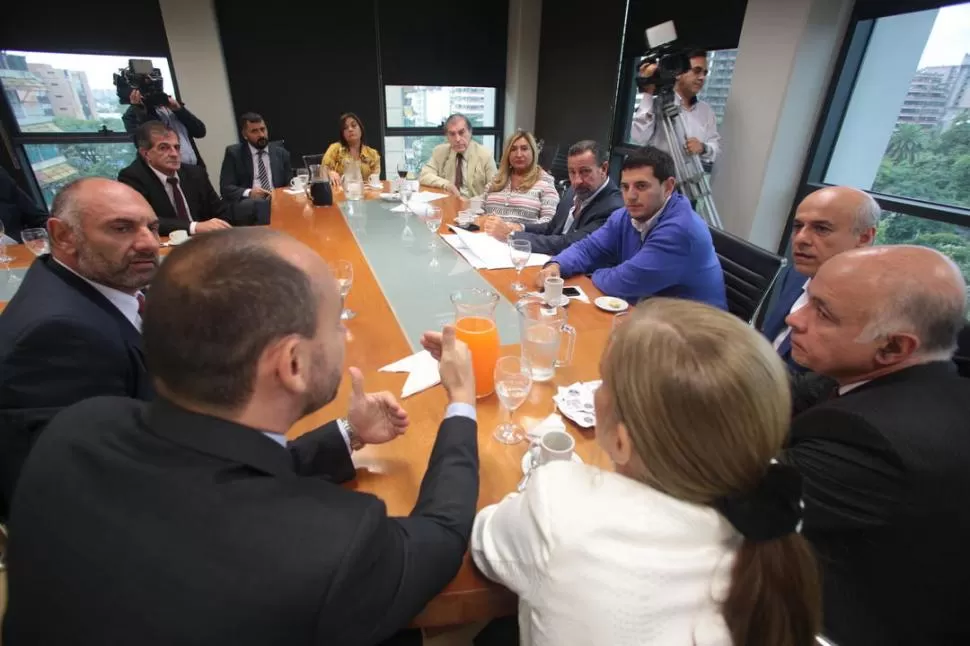 EN LA SEDE LEGISLATIVA. El encuentro entre legisladores y representantes de la Asociación de Magistrados se realizó en la sala de reuniones del bloque oficial. prensa legislatura