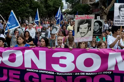 Miles de personas marcharon hasta la plaza Independencia en el Día de la Memoria