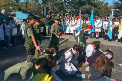Alumnos simularon un fusilamiento por el Día de la Memoria