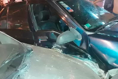 Un auto fuera de control impactó a otro en El Colmenar