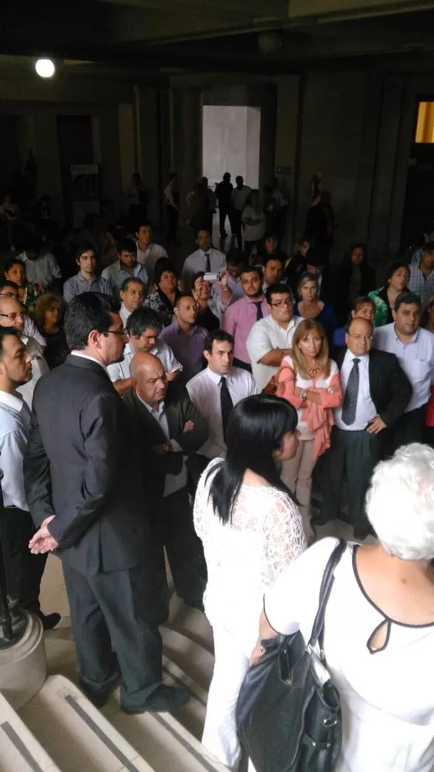 EN LOS PASILLOS. Trabajadores y funcionarios judiciales volverán a reunirse en tribunales el próximo jueves.  