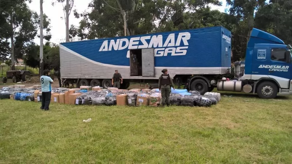 BULTOS DE ROPA. Los efectivos vigilan todos los elementos secuestrados.  