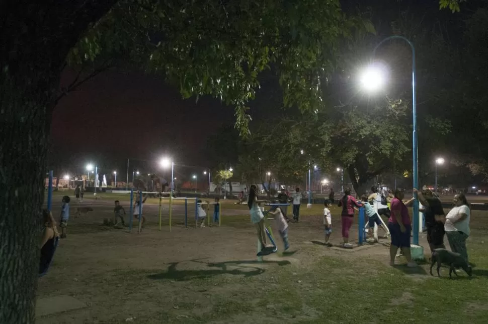 ESPACIO APROPIADO. En tiempo récord, los vecinos de los barrios cercanos al complejo Muñoz volvieron a aprovechar ese espacio recreativo. LA GACETA / FOTOS DE DIEGO ARÁOZ.-