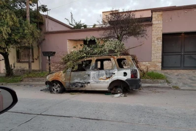 Una camioneta convertida en basurero, florero y estorbo