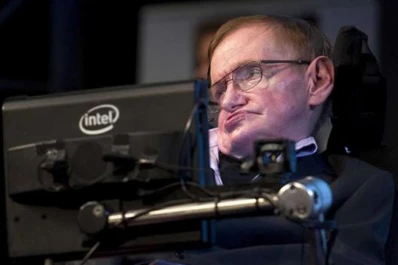 Stephen Hawking volvió a usar un holograma para hacerse presente en una conferencia