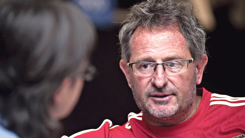 TÉCNICO OPTIMISTA. El entrenador de Las Leonas dijo que es muy difícil que salga otra “Lucha” Aymar, pero que hay jugadoras importantes en el nuevo proceso. la gaceta / foto de diego aráoz