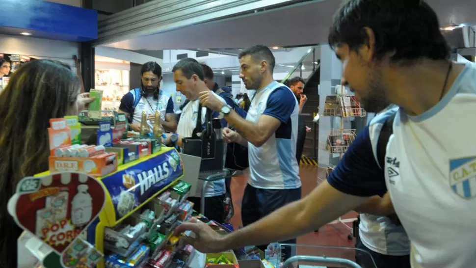 CORTAR LA ESPERA. El plantel hizo un rato de “tiempo” en el aeropuerto, hasta el horario de su partida a Buenos Aires, donde hoy, a las 18.30, visitará a Temperley, por una nueva fecha del torneo de la A. LA GACETA / FOTO DE JOSÉ NUNO