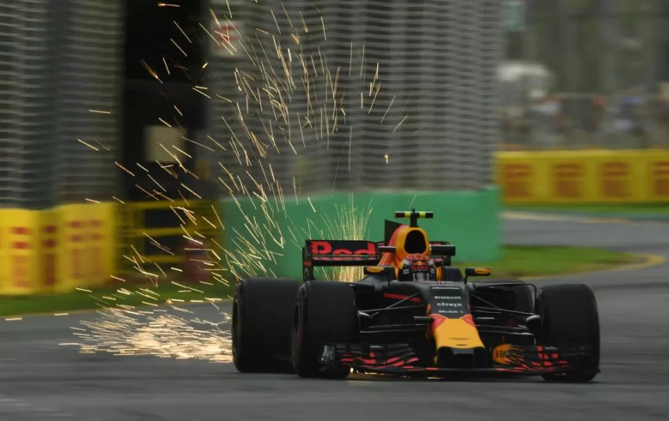 ECHA CHISPAS. En el trazado Albert Park, de Melbourne, los bólidos de la categoría ya están concretando su primera actividad oficial de la temporada. reuters