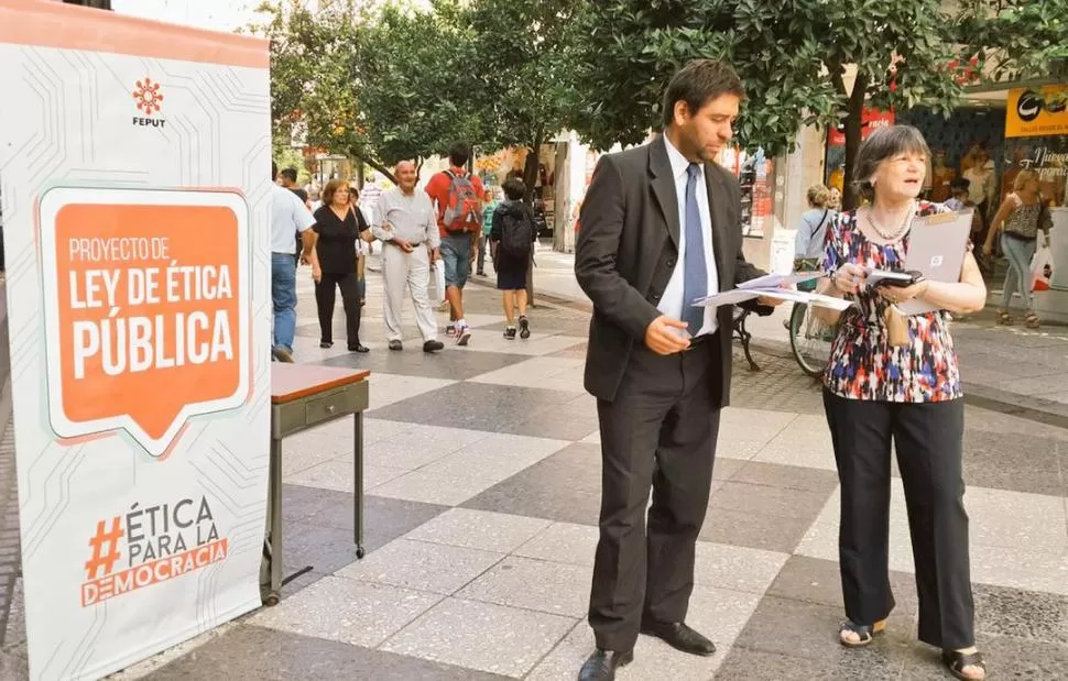 EN EL CENTRO. Fajre y Manso, de Feput, les pidieron firmas a los peatones. prensa feput