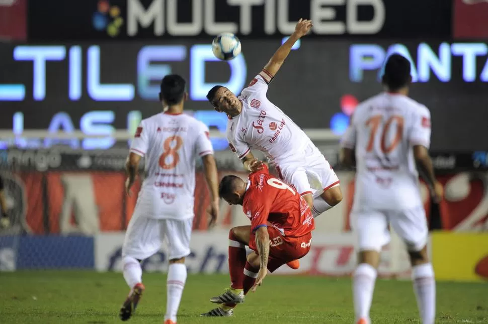 LUCHA ANTE TODO. Alexis Ferrero le gana en el salto a Fabricio Lenci. El capitán, al igual que el resto de sus compañeros, le puso el pecho a la situación y luchó hasta el último minuto. foto de matías napoli escalero (especial para la gaceta)