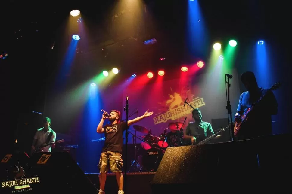 AL RITMO DEL REGGAE. La banda Rajuh Shanti tiene sólo dos años y pudo mostrar su música el 6 de marzo. FOTO DE EDITH SOTO.-