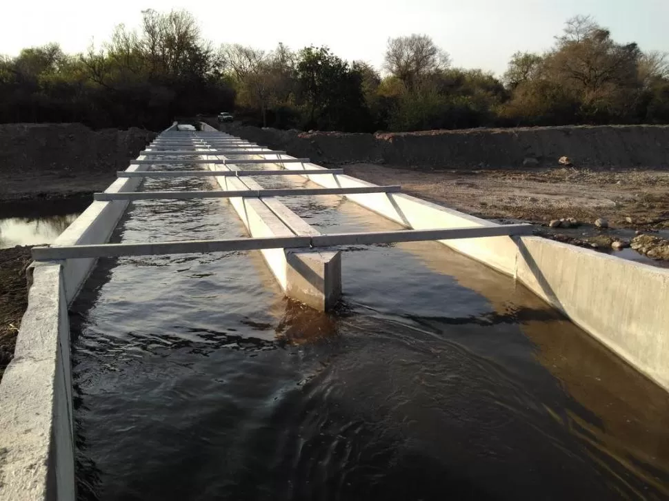 ADMINISTRAR. Gestionar el agua de riego e industrial, mejora su utilización. 