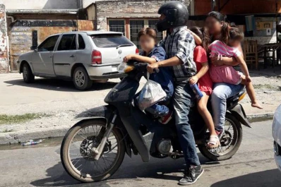 Toda la familia a bordo, pero solo hay casco para el conductor