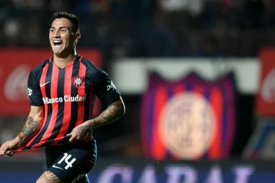 El “Ciclón” goleó a Quilmes sobre el final y avisó que dará pelea