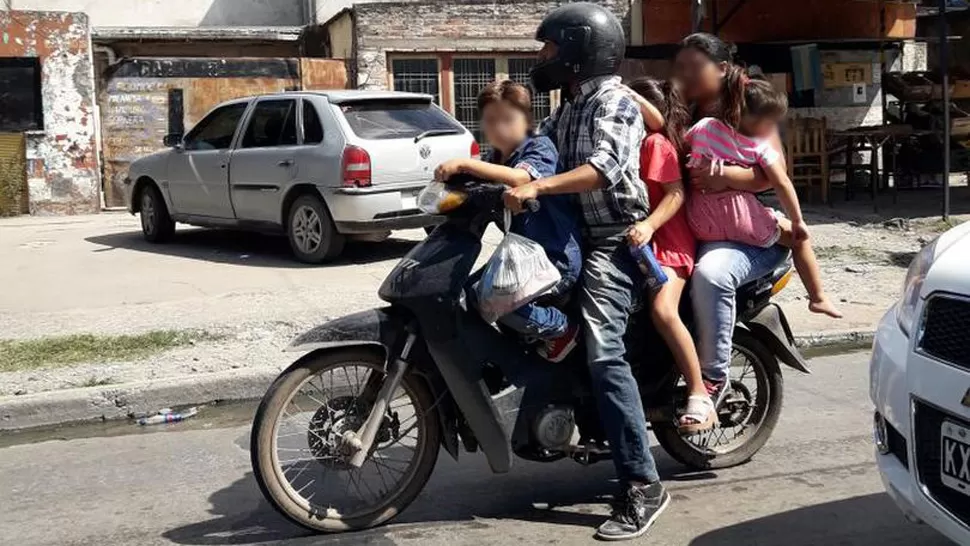 Toda la familia a bordo, pero solo hay casco para el conductor