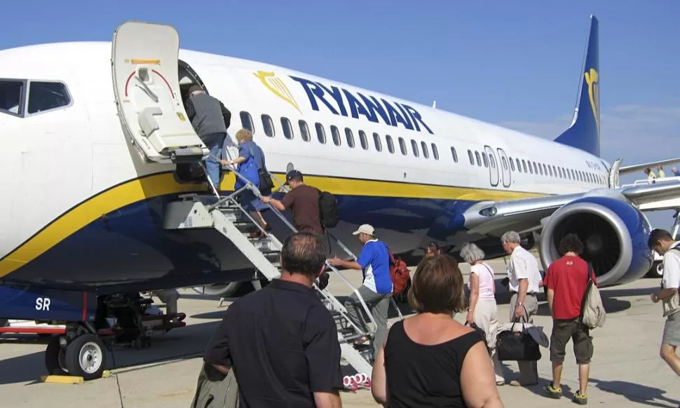 ELECCIÓN. En las empresas llamadas “low cost”, los pasajes pueden llegar a costar hasta un tercio de la tarifa en una compañía tradicional. ryanair.com