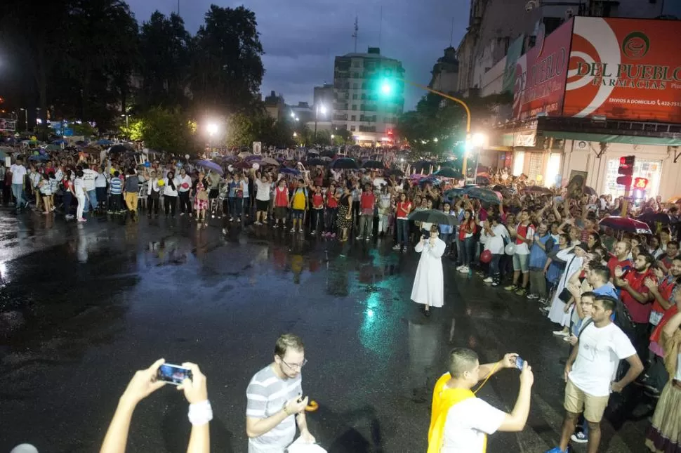 EN EL CORAZÓN DE LA CIUDAD. Miles de tucumanos salieron a la calle para participar de la peregrinación en el Día del Niño por Nacer y para repudiar la parodia que, el 8 de este mes en el mismo lugar, se hiciera sobre la Virgen María. la gaceta / foto de adrian lugones