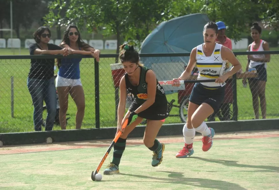 PEGADA AL PALO. La delantera Ana Inés Gray se lleva la bocha y deja en el camino a la mediocampista Giuliana Calliera. la gaceta / foto de antonio ferroni