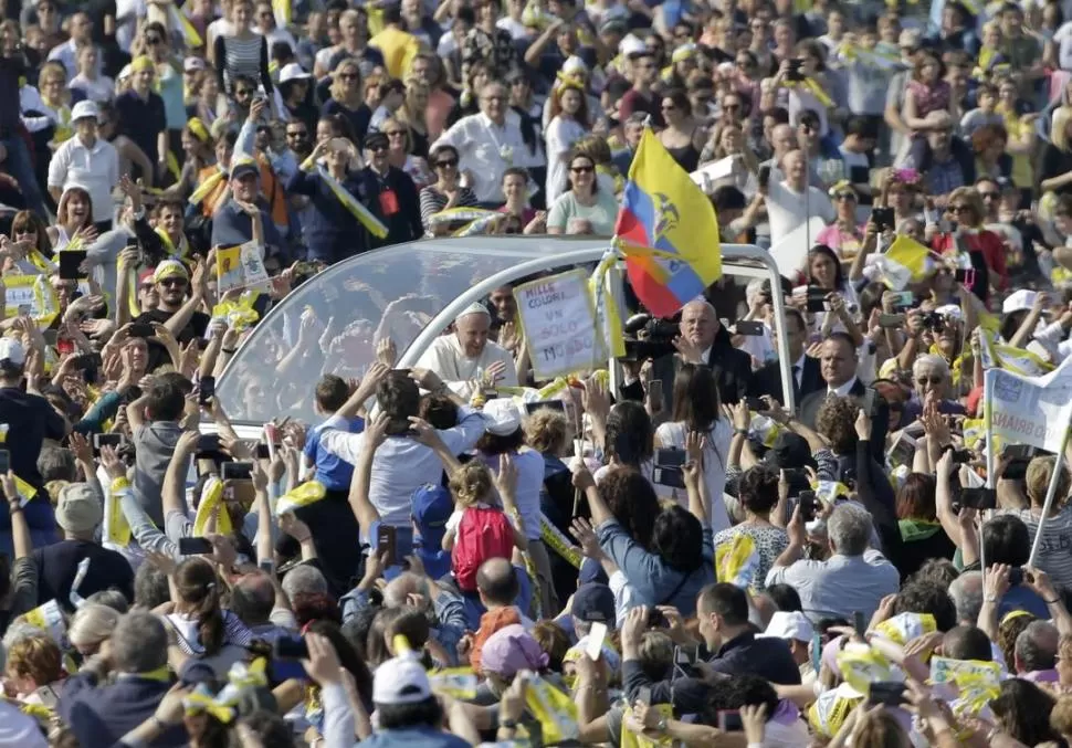 RECIBIMIENTO. A bordo del papamóvil, Francisco ingresa a los jardines de la Villa Real de Monza, en medio de la muestra de cariño de los fieles. reuters