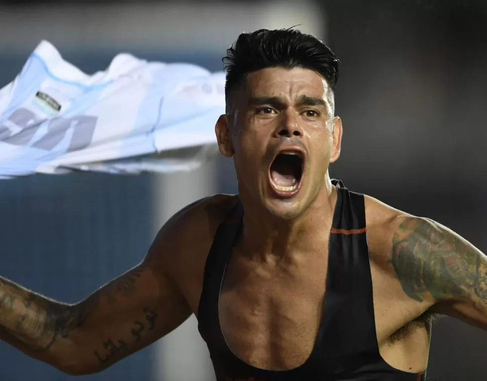 EUFÓRICO. Gustavo Bou se sacó la camiseta y gritó descontroladamente el gol que le permitió a Racing sellar el triunfo. telam