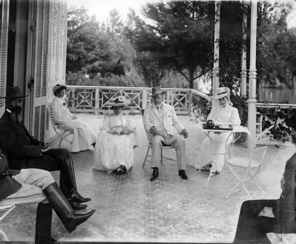CON LA FAMILIA, EN “LA PAZ”. Los revolucionarios de 1905 quisieron capturar a Roca en la estancia, pero los burló. 