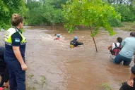 Los bomberos del sur rescataron a los afectados por las inundaciones en Graneros