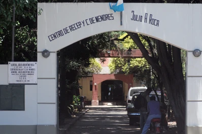 Aprehendieron a tres adolescentes que asaltaron a una mujer con un arma de juguete