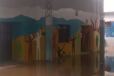 Los docentes de El Sacrificio se encuentra varados desde las 7 en la escuela