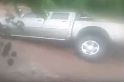 Video: cinco docentes lograron escapar de una camioneta que fue llevada por el agua