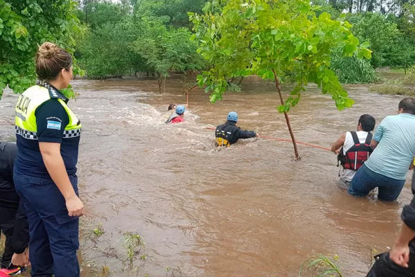 Los bomberos del sur rescataron a los afectados por las inundaciones en Graneros