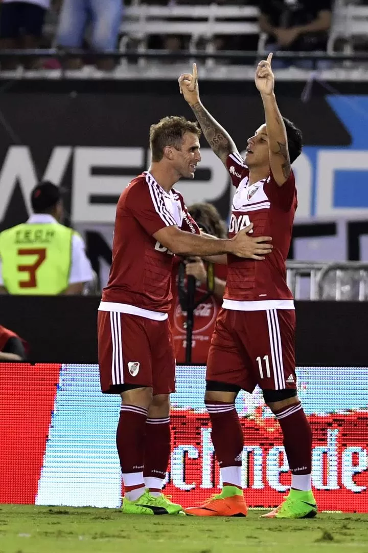 CON DEDICATORIA. Sebastián Driussi celebra su gol y agradece señalando al cielo.  telam