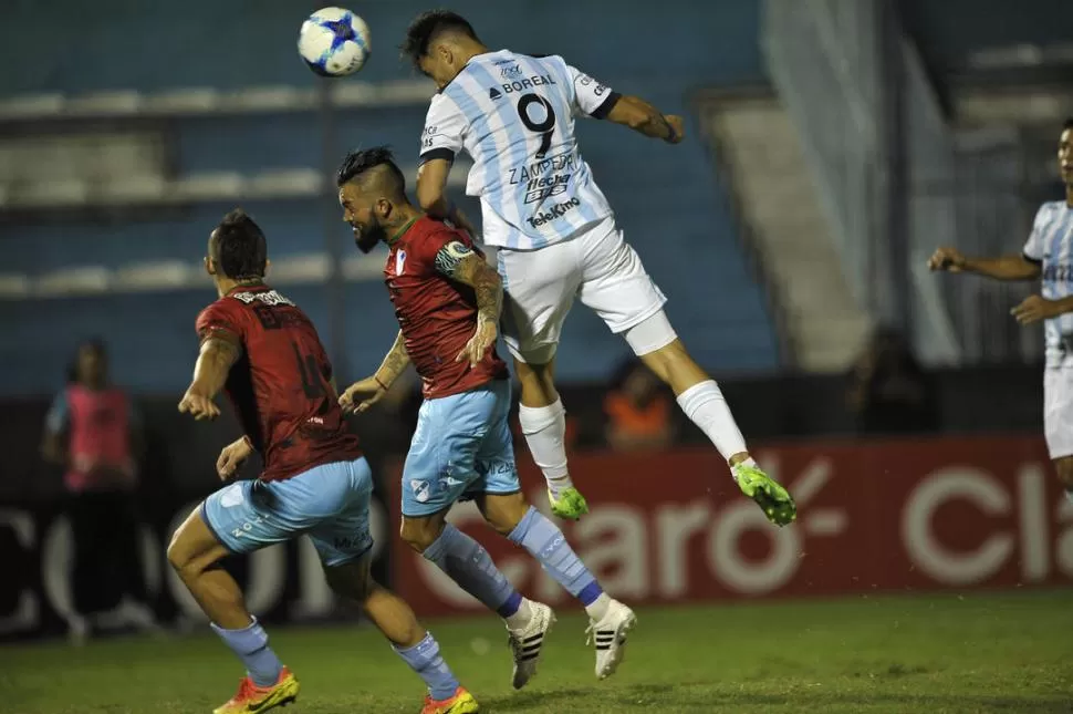 CABEZAZO LETAL. Zampedri se anticipó a los dos central del “Gasolero” y conectó sin problemas un gran centro recto de David Barbona para establecer el 1 a 1 parcial ante Temperley. Fue un duelo intenso. FOTO DE MATÍAS NÁPOLI ESCALERO/ESPECIAL PARA LA GACETA