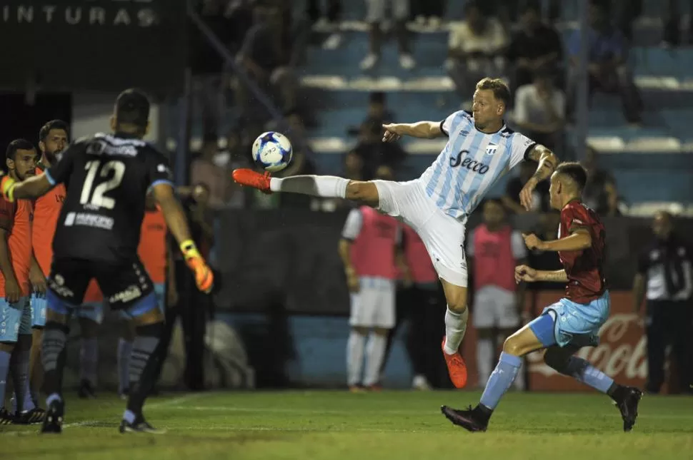 UNA DE CIRCO. Menéndez se estira para devolver el balón al corazón del área chica, pero el balón se irá. El rubio no jugó bien. FOTO DE MATÍAS NÁPOLI ESCALERO/ESPECIAL PARA LA GACETA