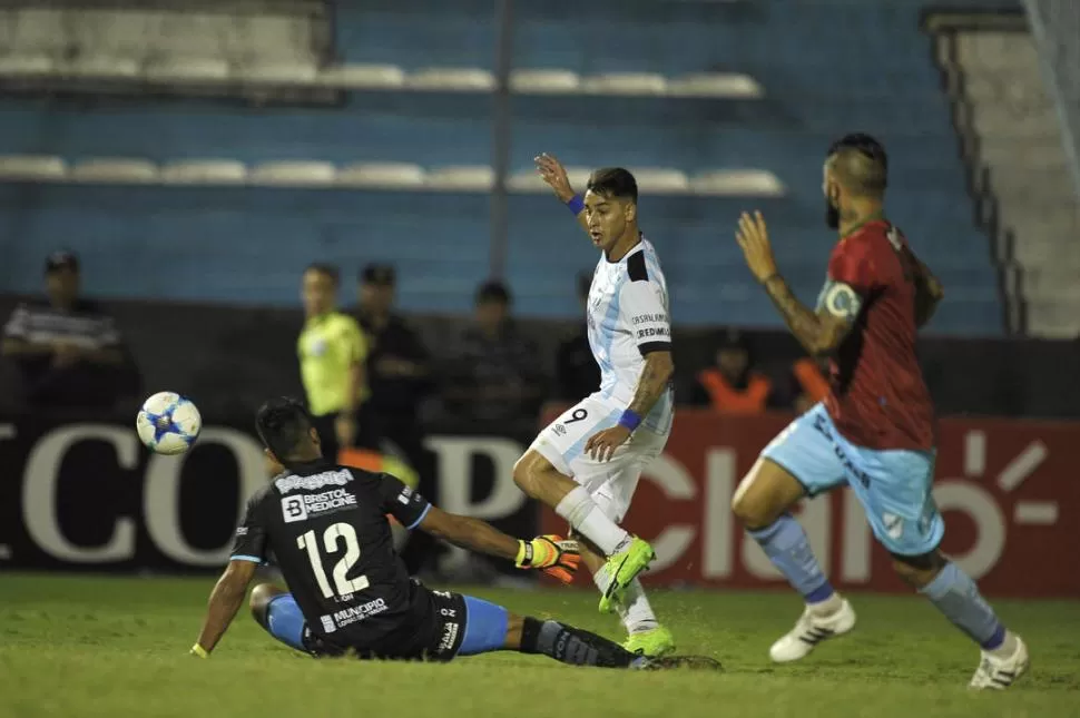 LA QUE NO FUE. Zampedri intenta definir ante Ibáñez, pero el arquero salió rápido a achicarle el ángulo de tiro y el goleador “decano” se quedó con las ganas de marcar. foto de maTÍAS NÁPOLI ESCALERO / ESPECIAL PARA LA GACETA