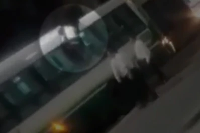 Video: filman a un joven intentando escapar por la ventanilla de un colectivo