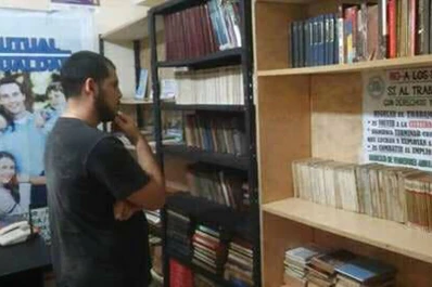 Hicieron realidad su sueño y crearon una biblioteca popular